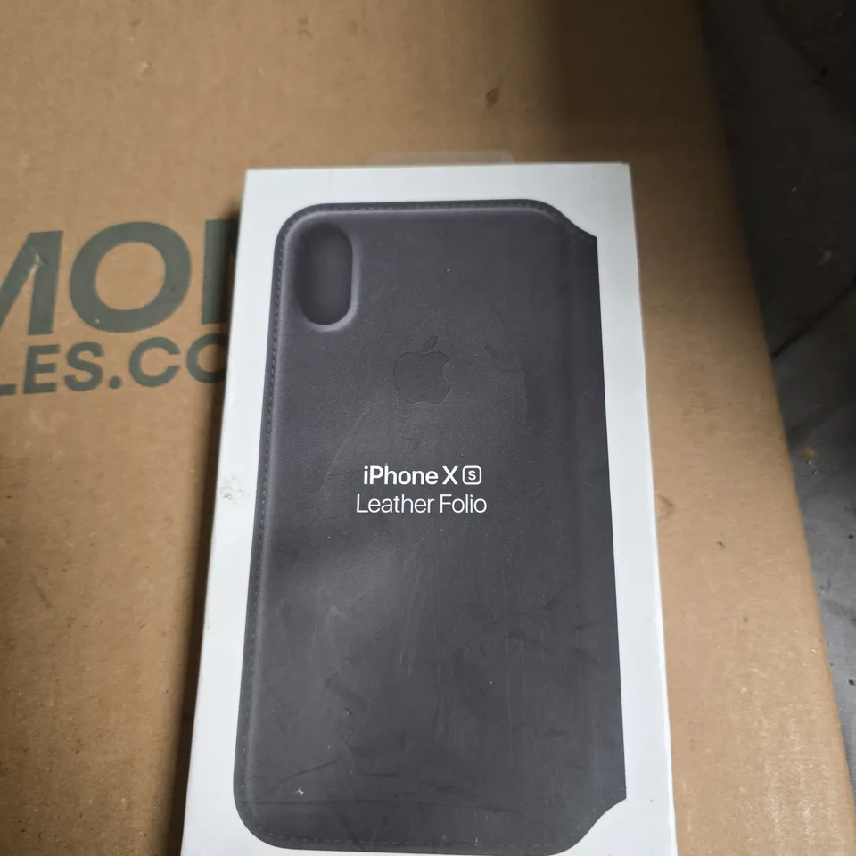 BOX OF APPROXIMATELY 40 ASSORTED PHONE CASES INCLUDING 1PHONE LEATHER FOLIO , IPHONE LEATHER CASE AND IPHONE CLEAR CASE 