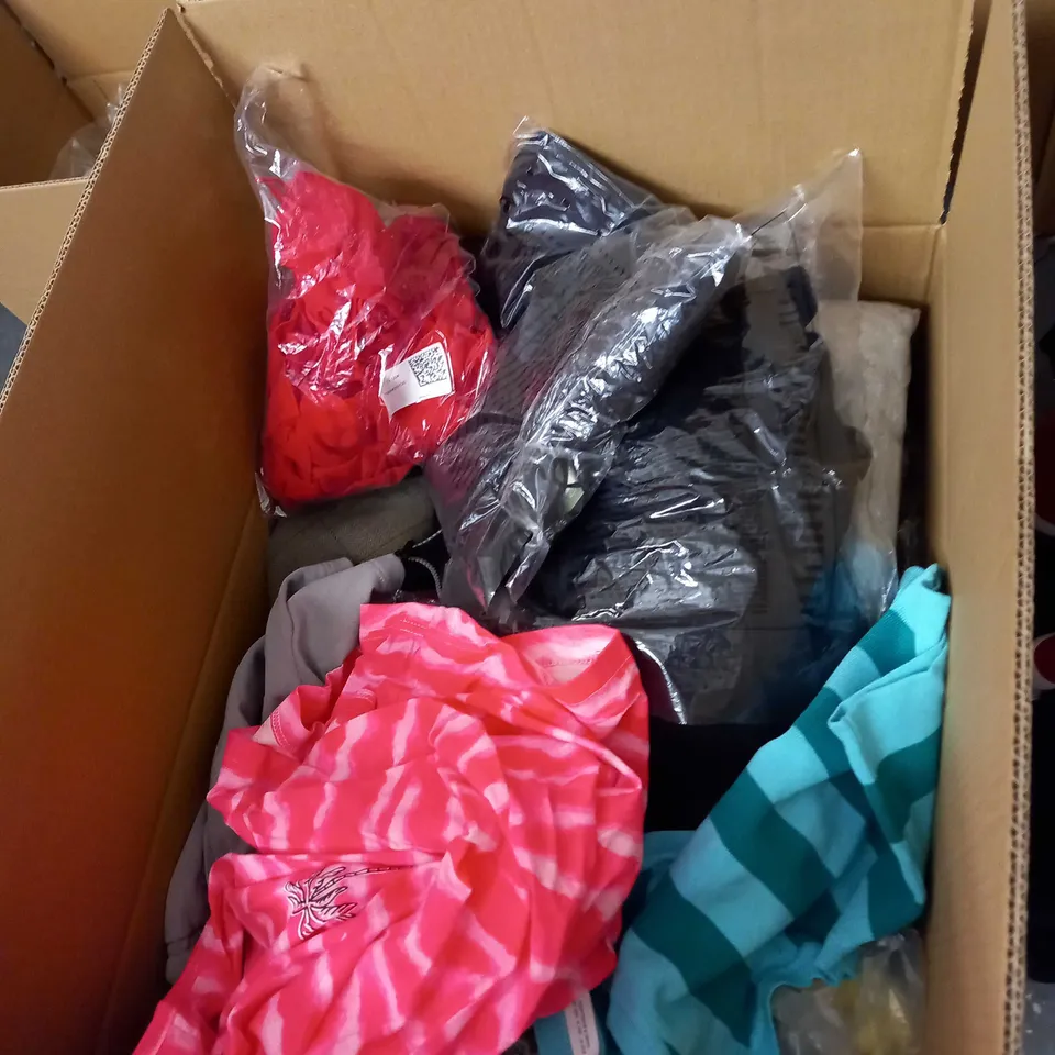 BOX OF APPROX 35 ASSORTED CLOTHING ITEMS TO INCLUDE - DRESSES, T-SHIRTS AND TROUSERS