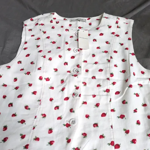 ABERCROMBIE & FITCH WHITE STRAWBERRY PRINT SLEEVELESS TOP – SIZE M