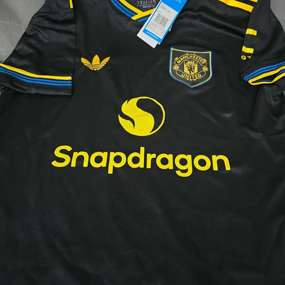 ADIDAS MANCHESTER UNITED FOOTBALL JERSEY SIZE MEDIUM