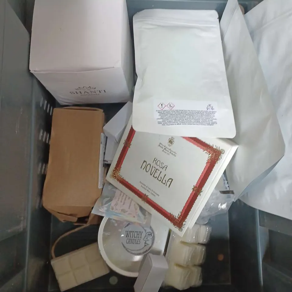 BOX OF ASSORTED HOUSE HOLD ITEMS TO INCLUDE CENTED CANDLES - 2D COMPACT FLUORESCENT LAMP - WAX MELT 