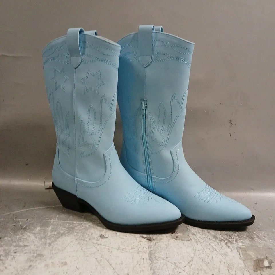 BOXED PAIR OF KOI SLINGSTAR COWBOY BOOTS IN BLUE SIZE UK 4