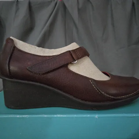 BOXED CLARKS FINNIS BLAZE IN BROWN LEATHER - SIZE UK 6 