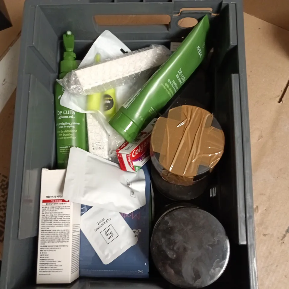 APPROXIMATEY 20 ASSORTED HEALTH AND BEAUTY PRODUCTS TO INCLUDE AVEDA BE CURLY SHAMPOO, JOHNSONS BABY SHAMPOO, HA'SOL ACTIVE TONIC HAIR LOSS TREATMENT ETC 