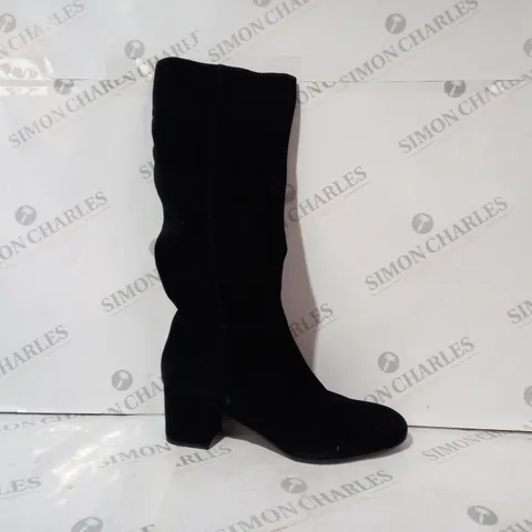 BOXED PAIR OF JONES LOW BLOCK HEEL KNEE HIGH SUEDE BOOTS IN BLACK UK SIZE 8