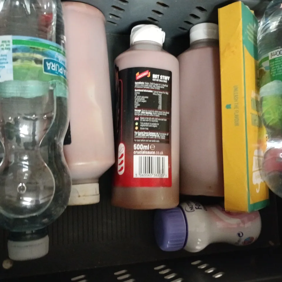 APPROXIMATELY 10 ASSORTED FOOD AND DRINK ITEMS TO INCLUDE CHILLI SAUCE, GHOST ENERGY DRINK, ETC