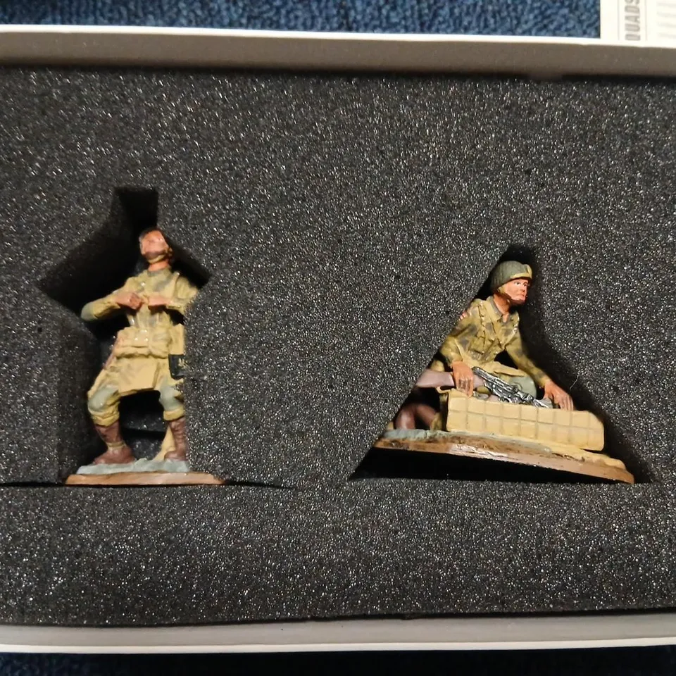 WORLD WAR II SQUADS U.S. 101ST SCREAMING EAGLES D-DAY LANDING – TWO HAND-PAINTED FIGURES (ERTL COLLECTIBLES)