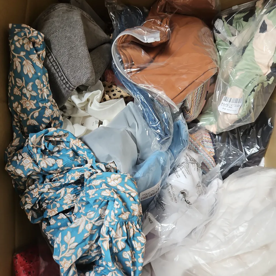 BOX OF APPROXIMATELY 20 ASSORTED CLOTHING ITEMS TO INCLUDE - JACKET - DRESSES - HAT - ETC