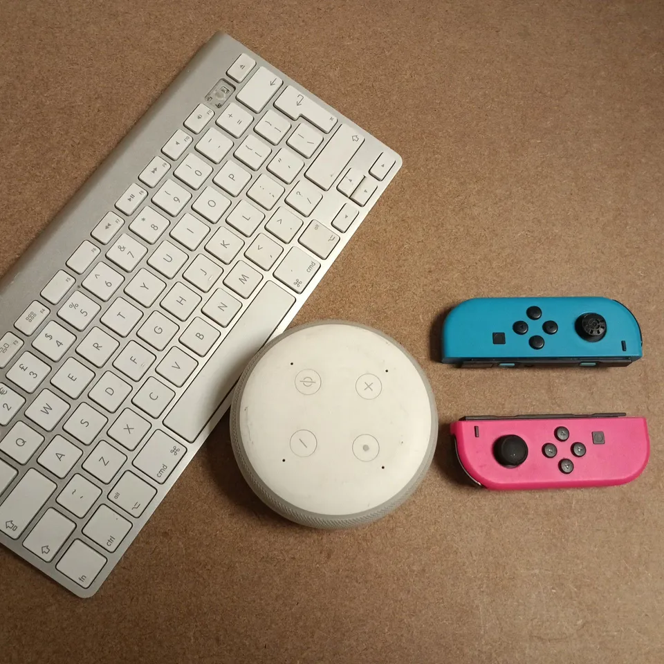 BOX OF APPROXIMATELY 10 ASSORTED ELECTRICAL ITEMS TO INCLUDE NINTENDO SWITCH JOYCONS, APPLE KAYBOARD, ETC