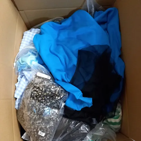 BOX OF APPROX 35 ASSORTED CLOTHING ITEMS TO INCLUDE - DRESSES, T-SHIRTS AND TROUSERS