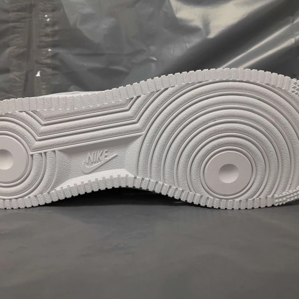 BOXED PAIR OF NIKE AIR FORCE 1 '07 SHOES IN WHITE UK SIZE 9