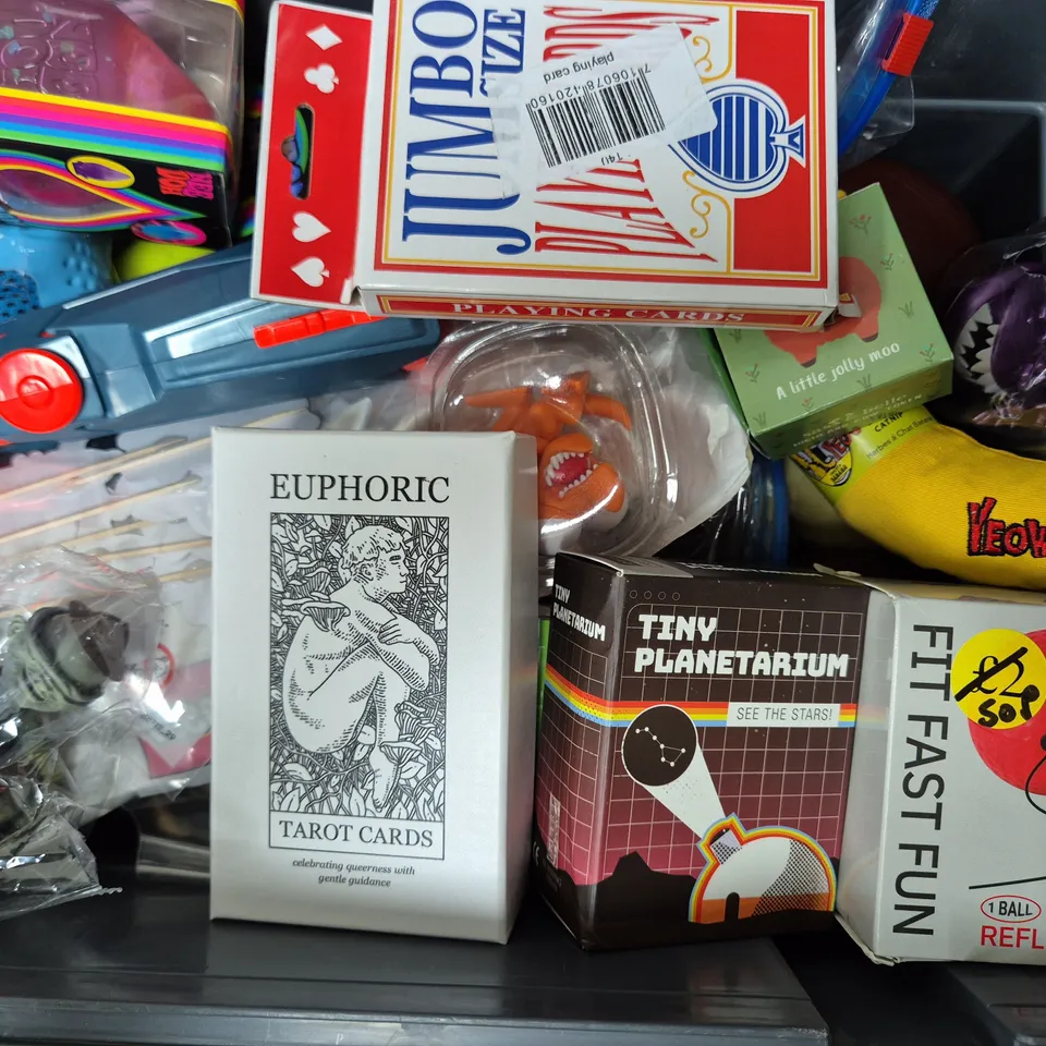 APPROXIMATELY 15 ASSORTED TOYS & GAMES TO INCLUDE JUMBO PLAYING CARDS, THOMAS TAYLOR BOWLS BALL, NERF SCOPE, ETC