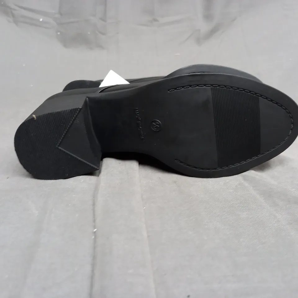 A BOX OF BLACK BOOTS APPROX 10 PAIRS. VARIOUS SIZES. BLACK