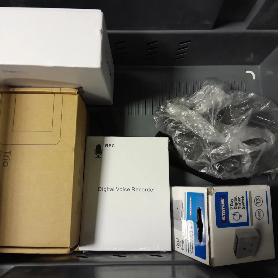 BOX OF APPROXIMATELY 10 ITEMS TO INCLUDE - DISPLAY FAN , MULTI-COLOURED LED WIRELESS SPEAKER , BD3 CHARGING DOCK ETC