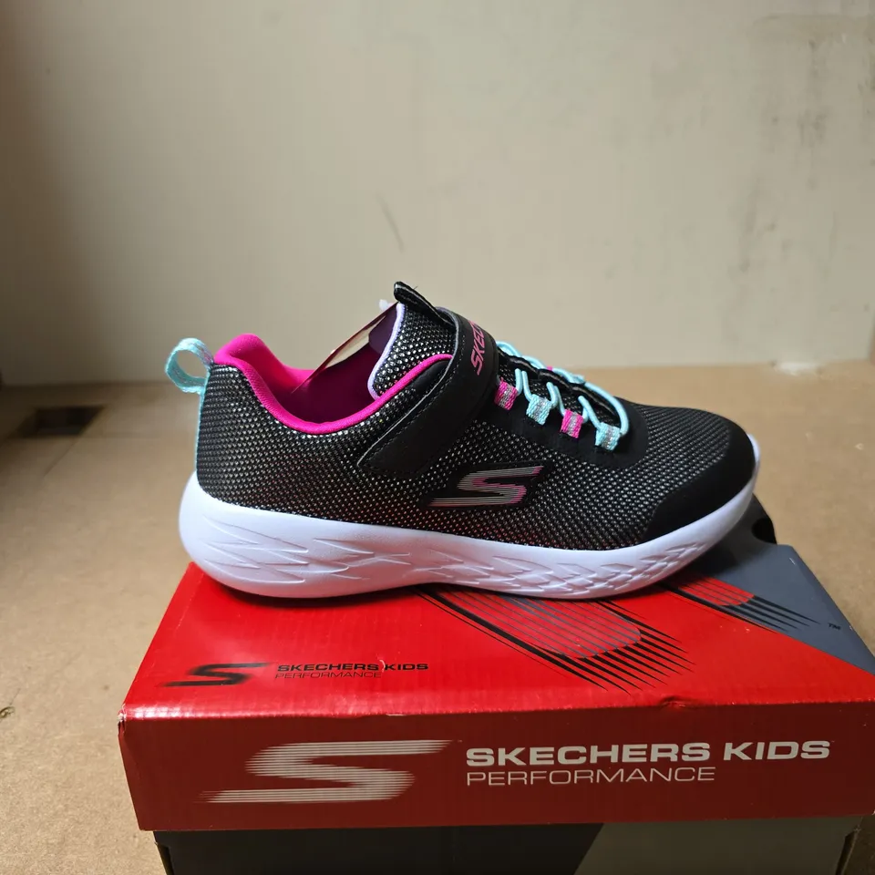 SKECHERS GO RUN 600 KIDS BLACK/MULTI SIZE 2 BOXED