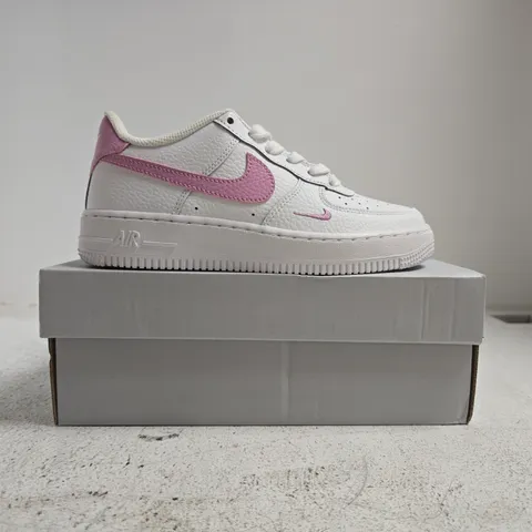 BOXED PAIR OF NIKE AIR FORCE 1 TRAINERS IN WHITE/PINK SIZE 3.5