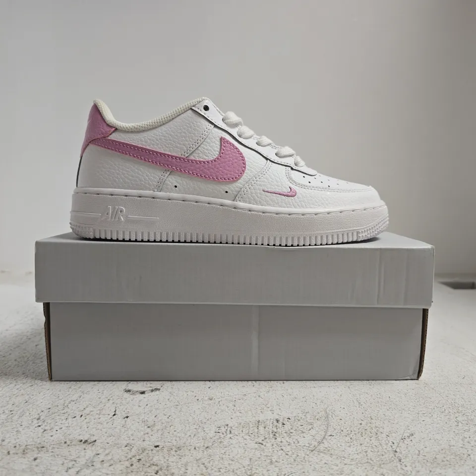 BOXED PAIR OF NIKE AIR FORCE 1 TRAINERS IN WHITE/PINK SIZE 3.5