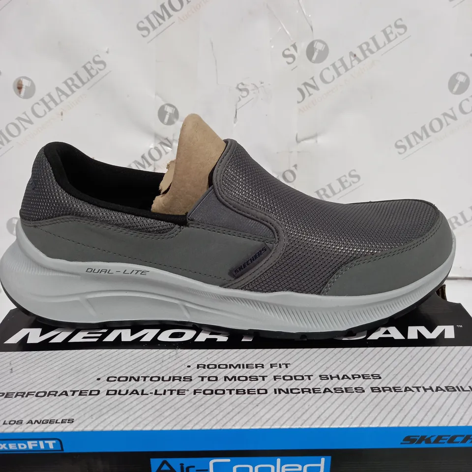 BOXED PAIR OF SKECHERS AIR COOLED MEMORY FOAM TRAINERS IN GREY SIZE 9