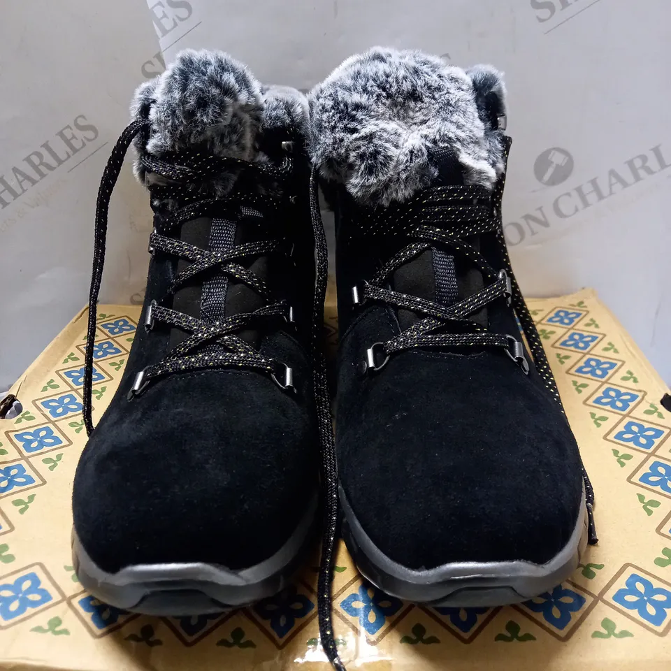 SKECHERS SYNERGY BLACK LACE BOOTS - SIZE 6.5