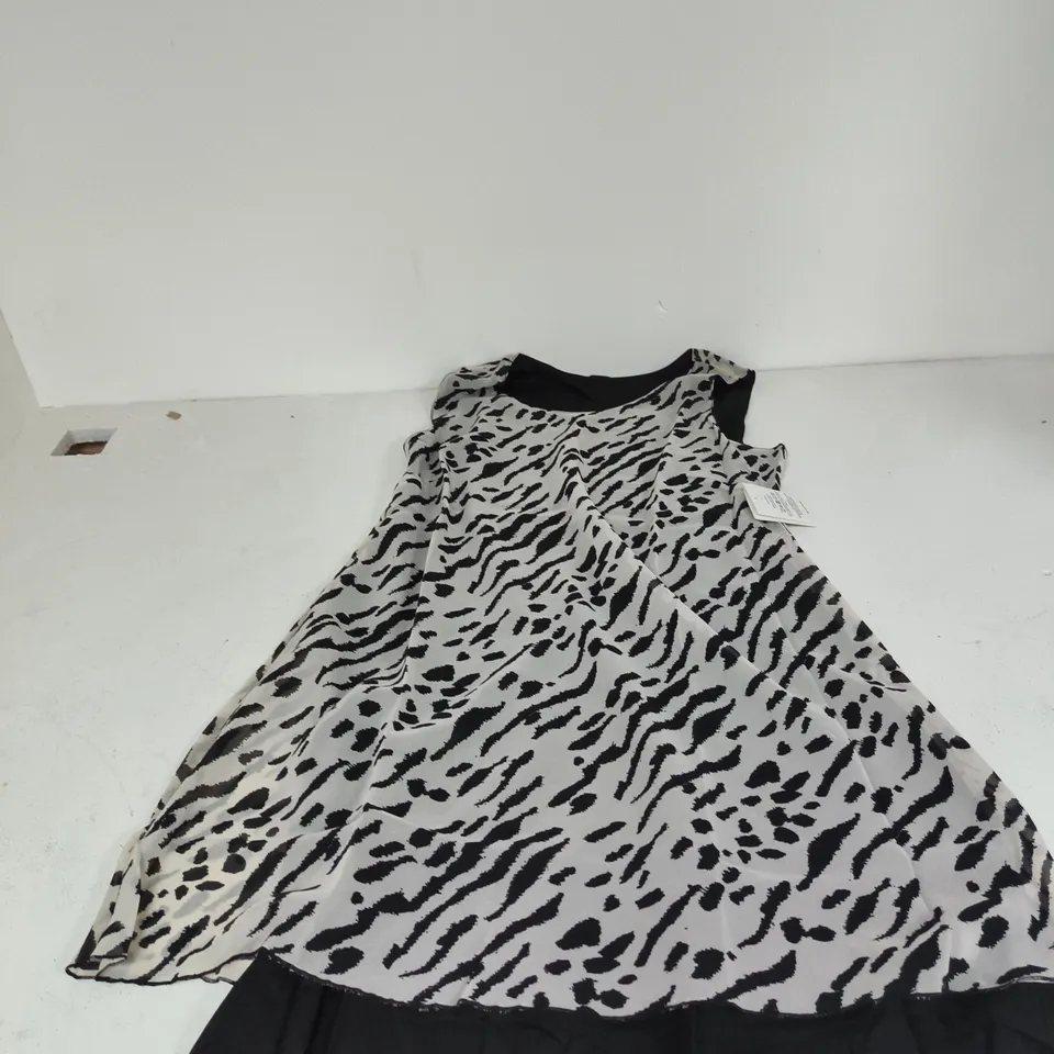 BOX OF APPROXIMATELY 45 ASSORTED CLOTHING ITEMS TO INCLUDE: TAMSY DRESS