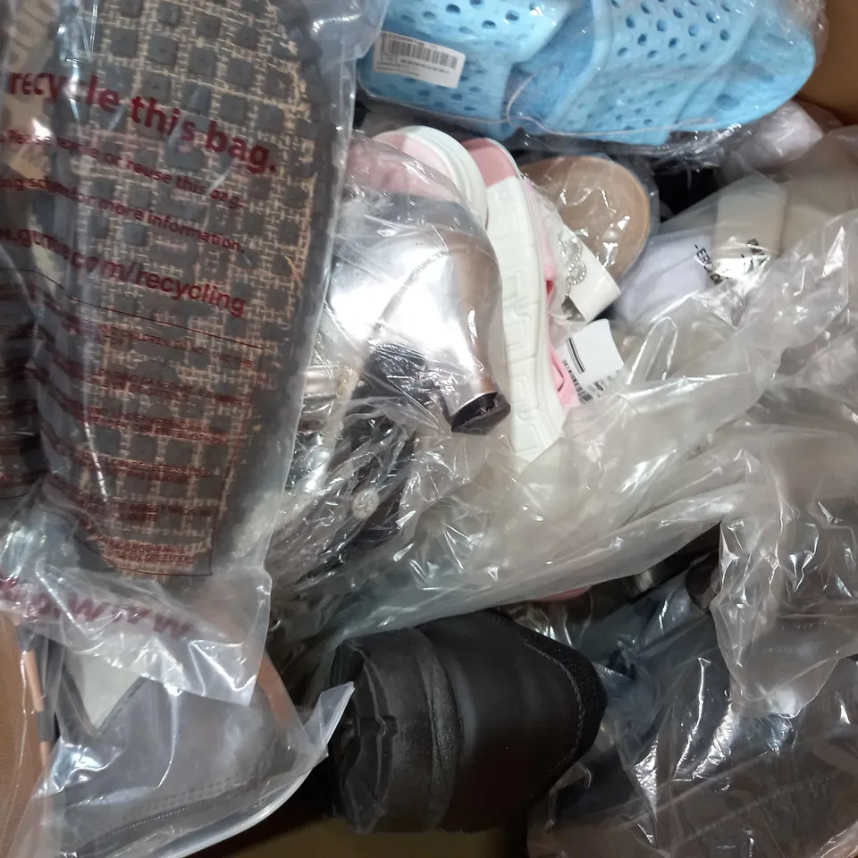 BOX OF APPROXIMATELY 20 ASSORTED PAIRS OF FOOTWEAR ITEMS TO INCLUDE FASHION SANDALS IN BLACK EU SIZE 44, DESIGNER LEOPARD PRINT SANDALS SIZE UNSPECIFIED, FASHION SHOES IN BLACK/PINK EU SIZE 35, ETC