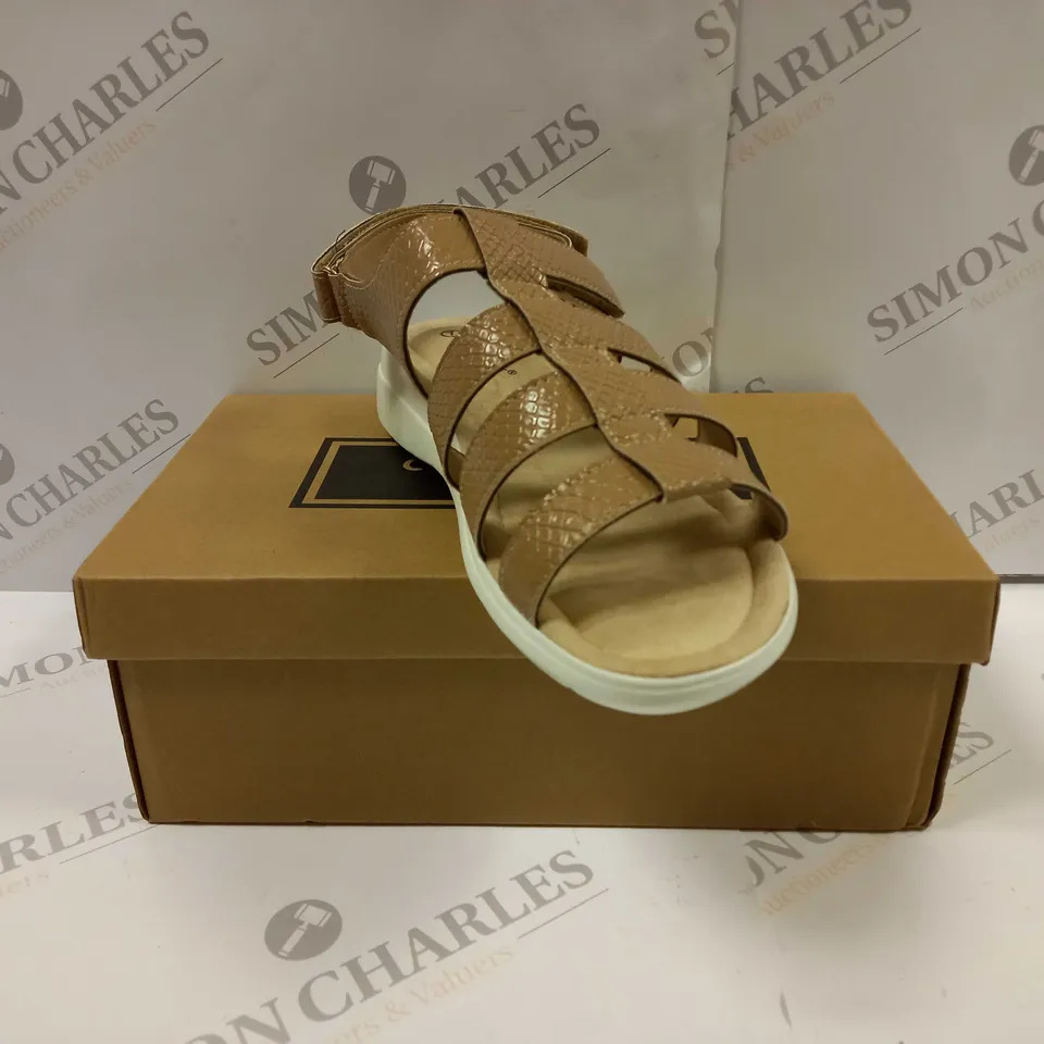 BOXED PAIR OF CUSHION WALK ONE TOUCH CLOSE SANDALS IN TAN - SIZE 7