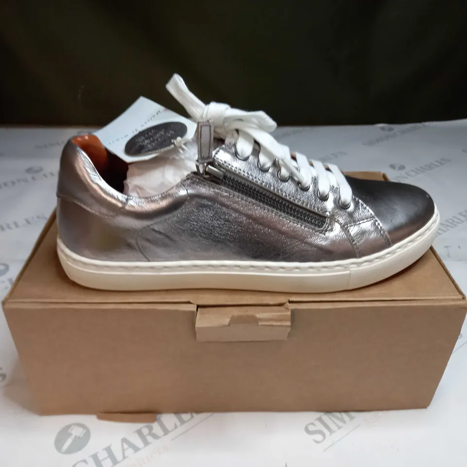 BOXED PAIR OF MAISON DE NIMES LEATHER ZIP SIDE TRAINERS IN PEWTER - SIZE 6