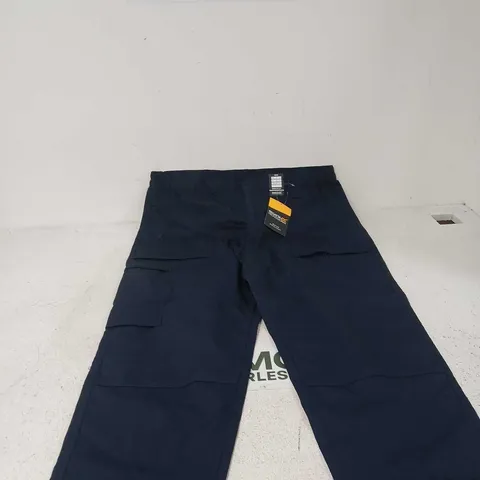REGATTA PROFESSIONAL MENS NAVY WATER-REPELLENT CARGO TROUSERS – UK 40 (EU 56) INSIDE LEG 29