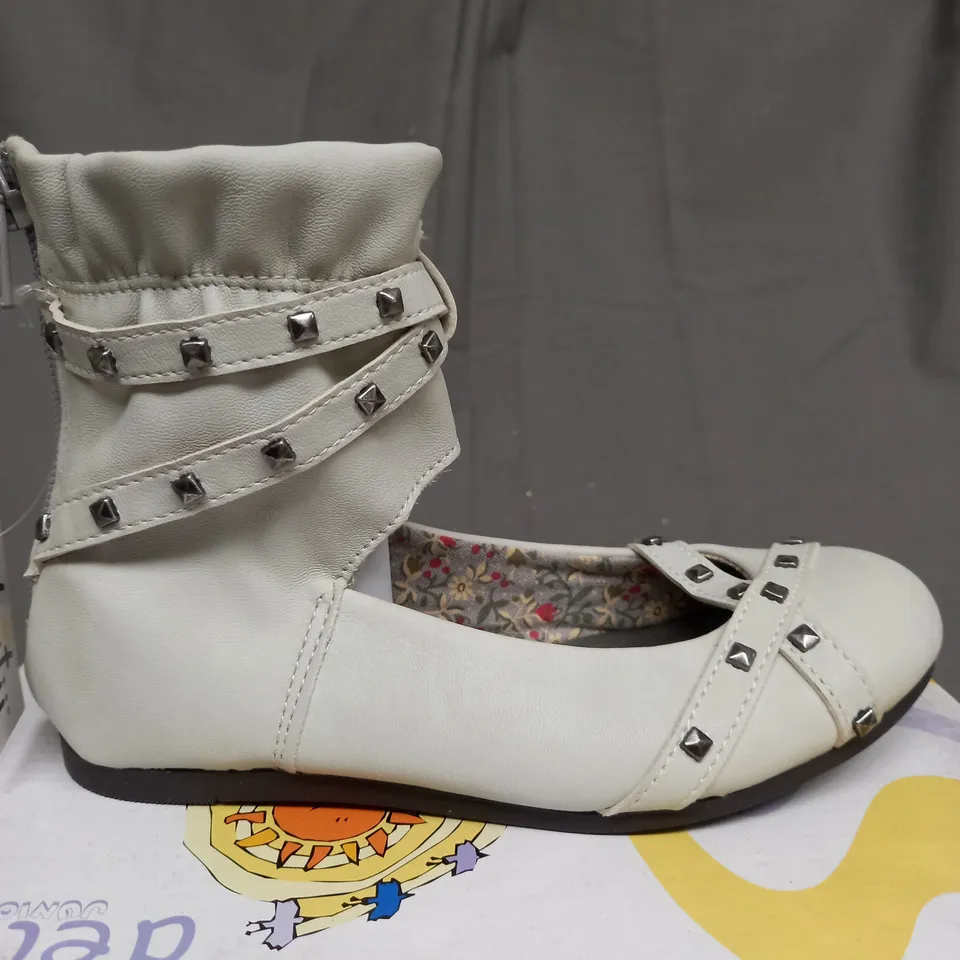 BOX OF APPROXIMATELY 12 ASSORTED PAIRS OF JUNIOR SHOES TO INCLUDE GRIS, LILA HIELO 