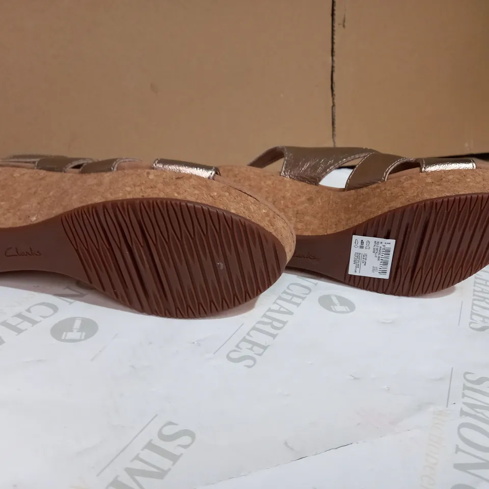 BOXED CLARKS ANNADEL BARI WEDGE SANDAL WIDE FIT GOLD STYLE SIZE 6
