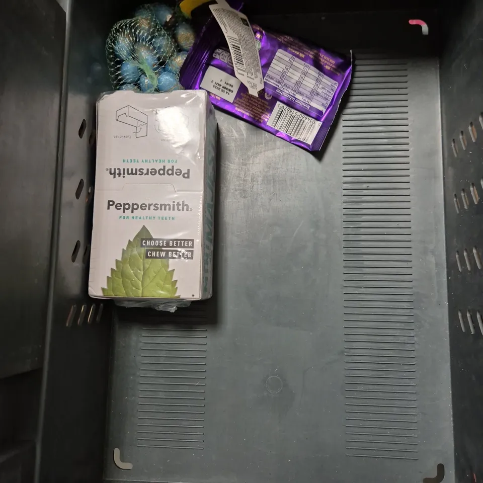 APPROXIMATELY 15 ASSORTED FOOD AND DRINK PRODUCTS TO INCLUDE - BREW TEA CINNAMON BREAKFAST TEA LOOSE LEAF - CANDY KITTENS WILD STRAWBERRY - WEDDERSPOON MANUKA HONEY - ETC