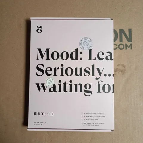 ESTRID RAZOR STARTER KIT – PINK HANDLE, 1 RAZOR, 2 X 5-BLADE CARTRIDGES, WALL HOLDER