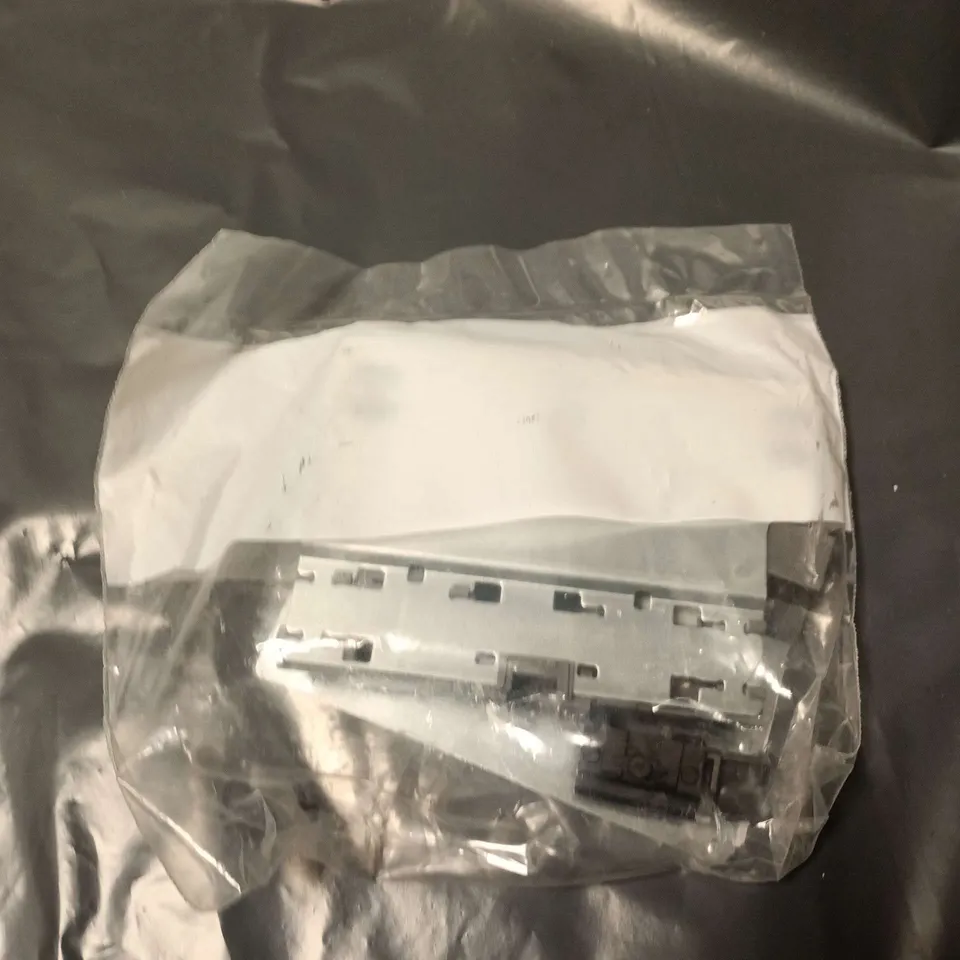 BOX OF APPROXIMATELY 20 ASSORTED ITEMS INCLUDING ZELDA POSTER , SAMSUNG PHONE COVER AND DRAWER BRACKET 