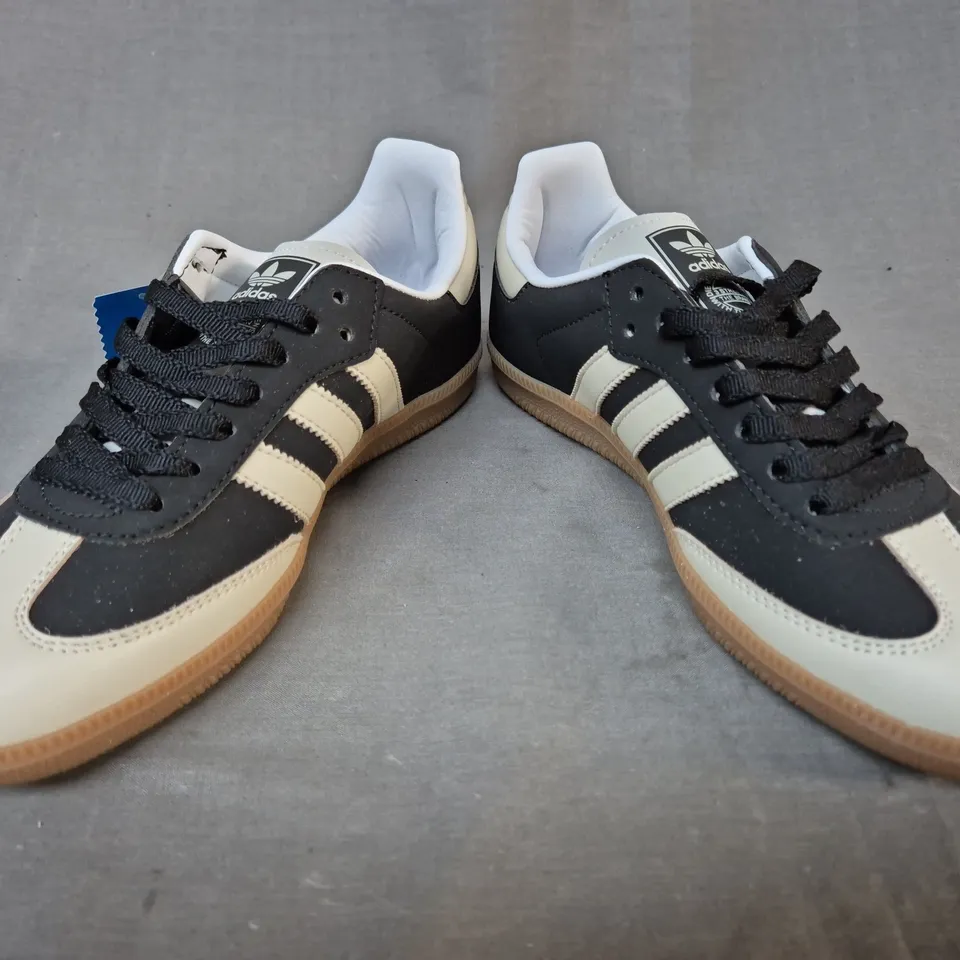 BOXED PAIR OF ADIDAS SAMBA OG WOMEN'S SHOES IN BLACK/WHITE UK SIZE 5