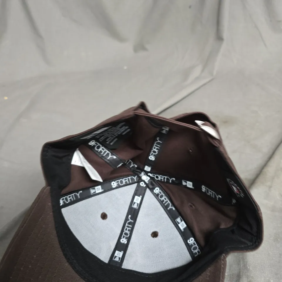 NEW ERA YANKEES 9FORTY ADJUSTABLE CAP – BROWN