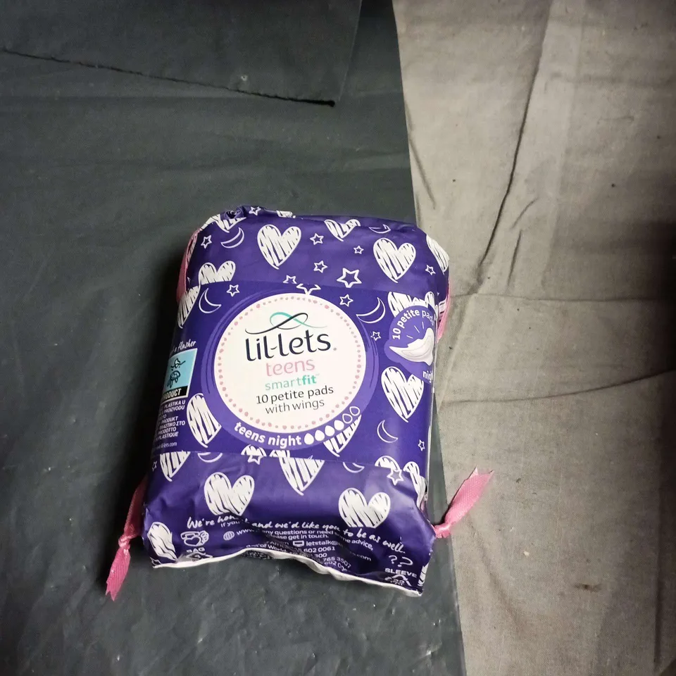 APPROXIMATELY 9 ASSORTED SANITARY PRODUCTS INCLUDING GRACE & GREEN BAMBOO PERIOD PADS AND LIL-LETS TEENS SMARTFIT 