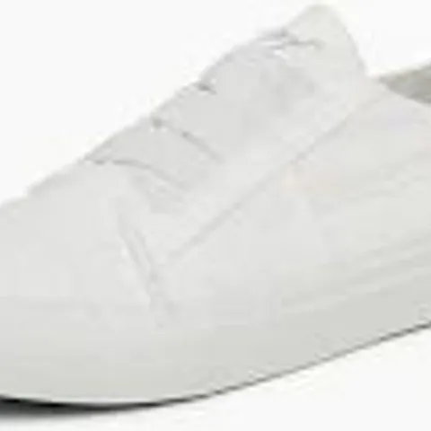 BOXED PAIR OF WOMENS BLOWFISH CANVAS SHOES IN WHITE - UK SIZE 6