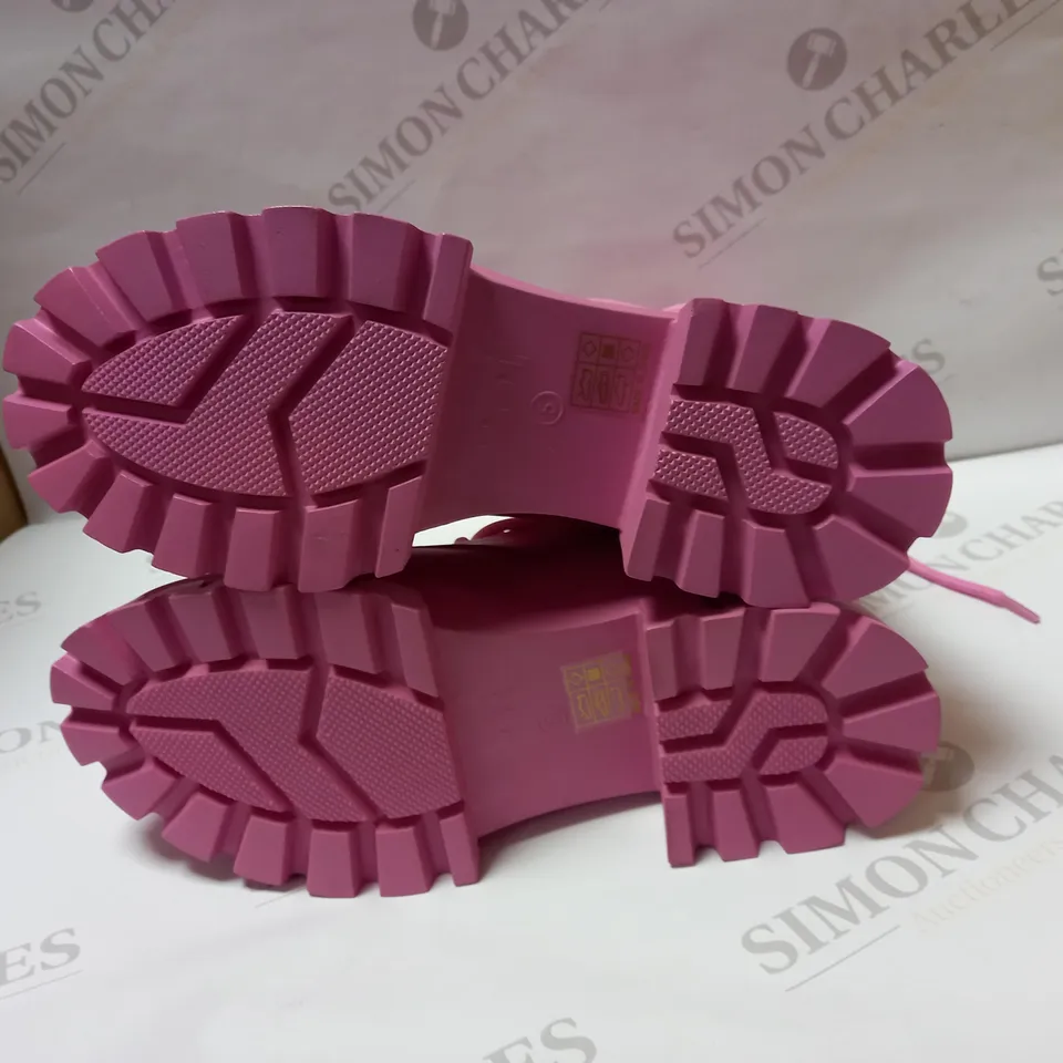 DESIGNER KOI VEGAN BANSHEE LIGHT PINK BOOTS SIZE 5