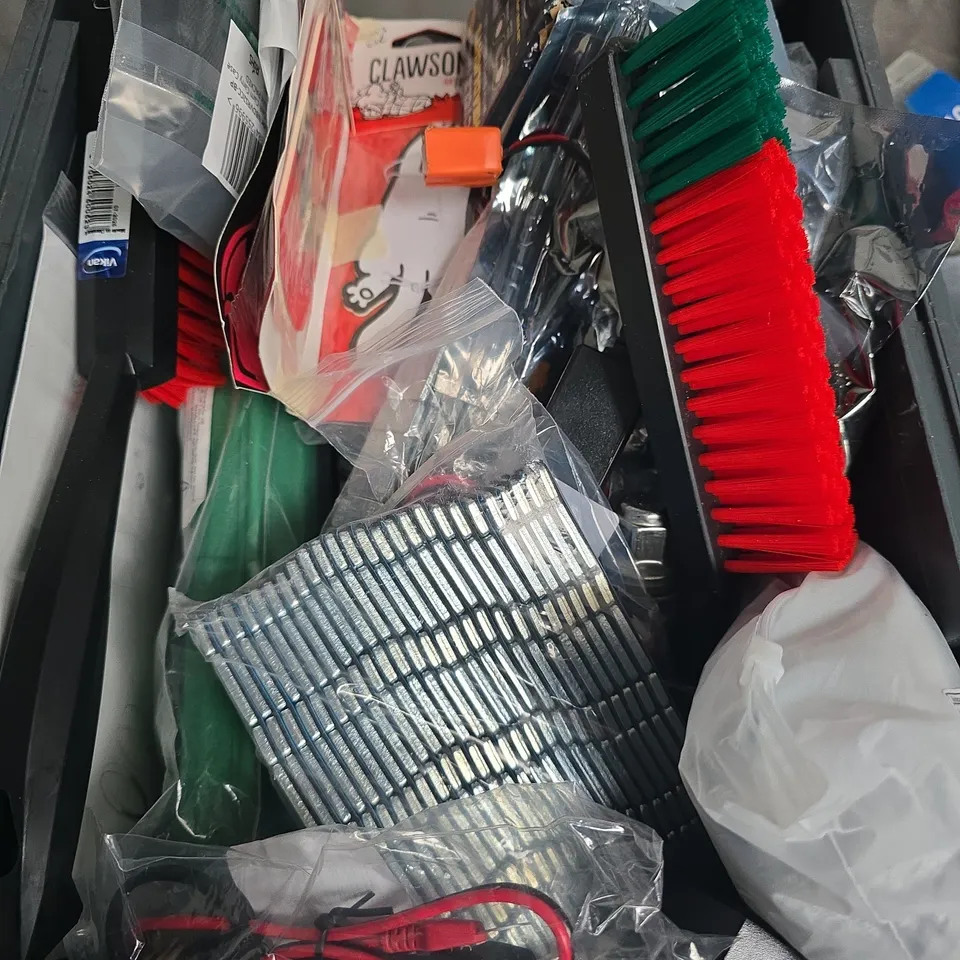 SMALL BOX OF ASSORTED CAR ITAMES TO INCLUDE - TOOLS - CABLES - WHEEL WEIGHTS 