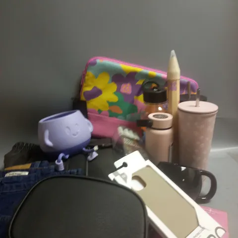 BOX OF APPROXIMATELY 12 ASSORTED HOUSEHOLD ITEMS TO INCLUDE LAPTOP CASE, METAL CUPS, MUG ETC