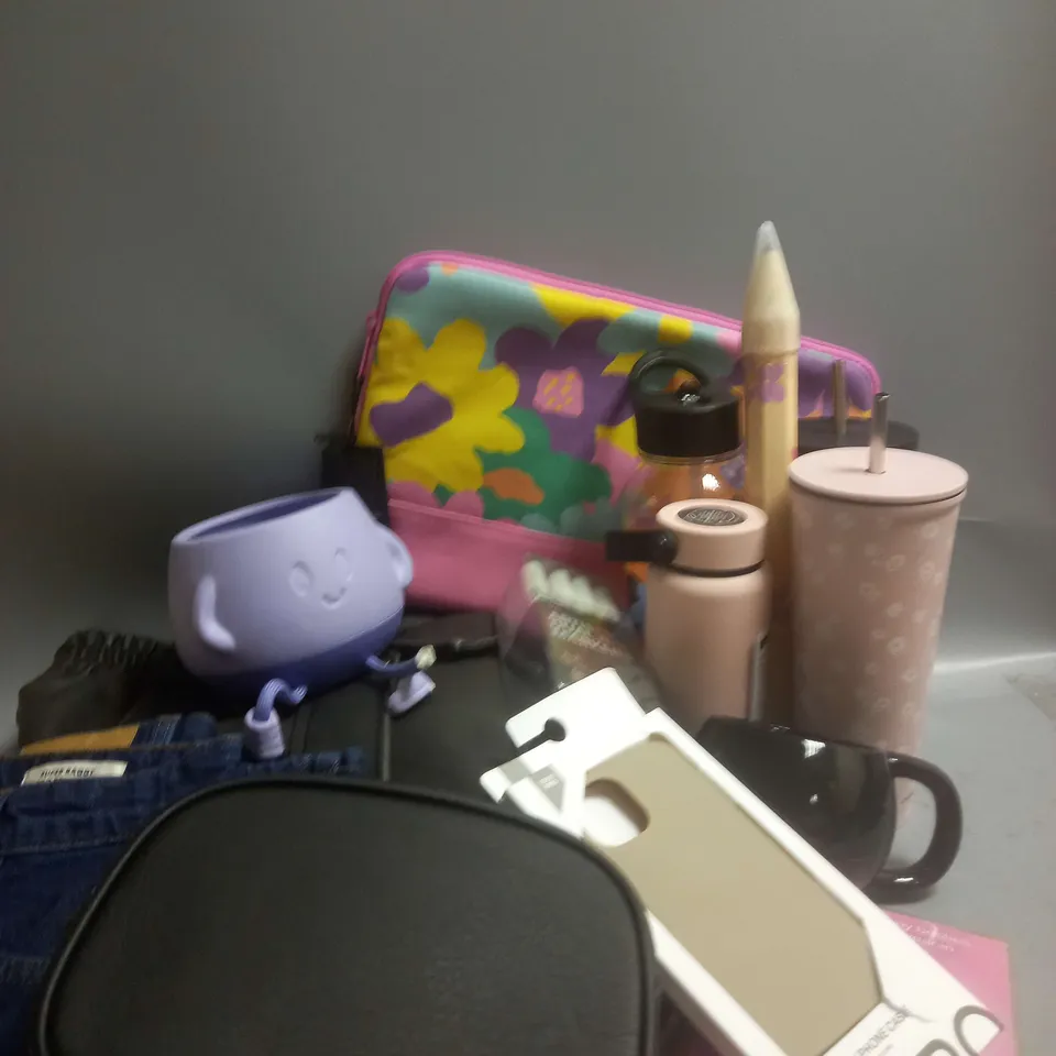 BOX OF APPROXIMATELY 12 ASSORTED HOUSEHOLD ITEMS TO INCLUDE LAPTOP CASE, METAL CUPS, MUG ETC