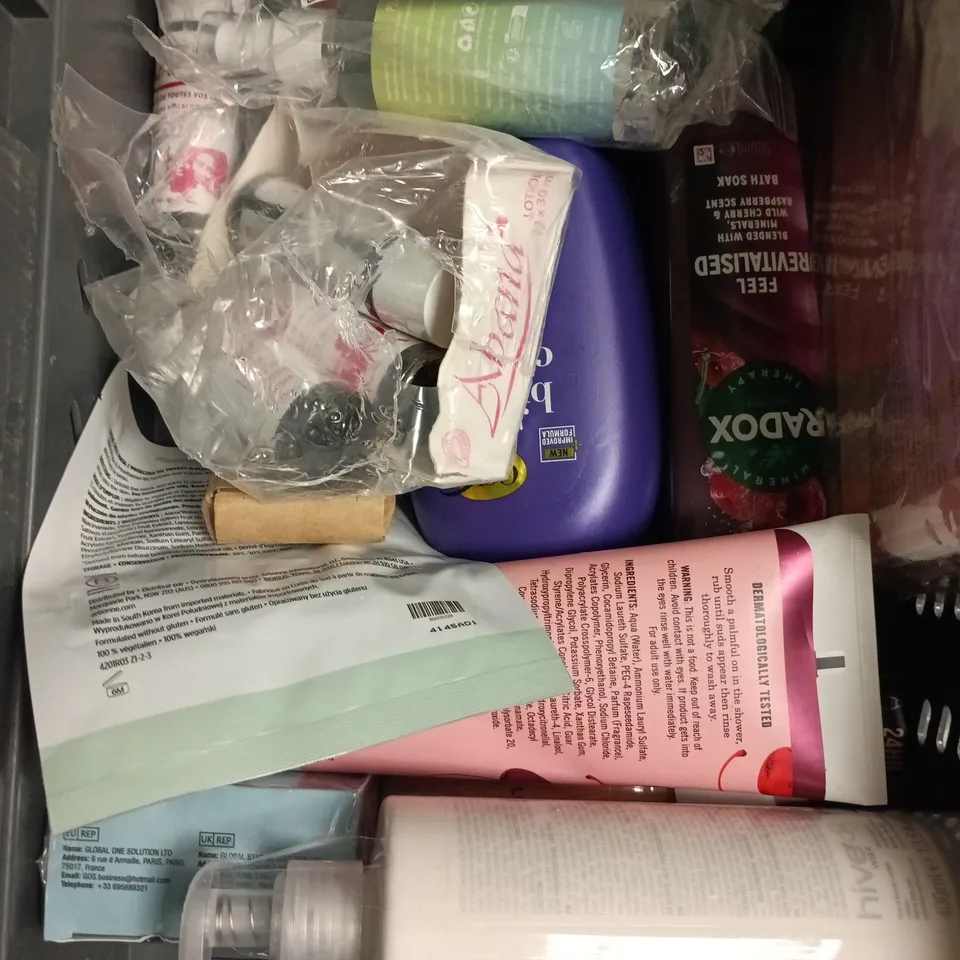 APPROXIMATELY 15 ASSORTED HEALTH & BEAUTY PRODUCTS TO INCLUDE DETTOL SOAP, ROSE HYALURONIC ACID, DOVE BODY WASH ETC 