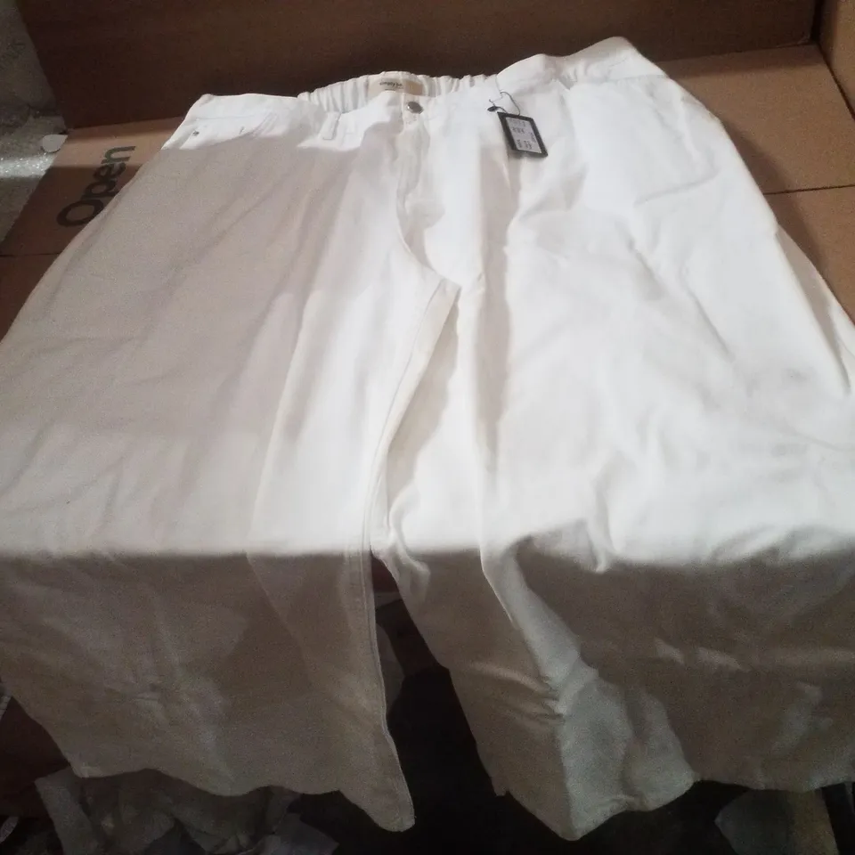 BOX CONTAINING APPROXIMATELY 10 BRAND NEW SIMPLY BE ECRU WIDE LEG JEANS - SIZE 26R