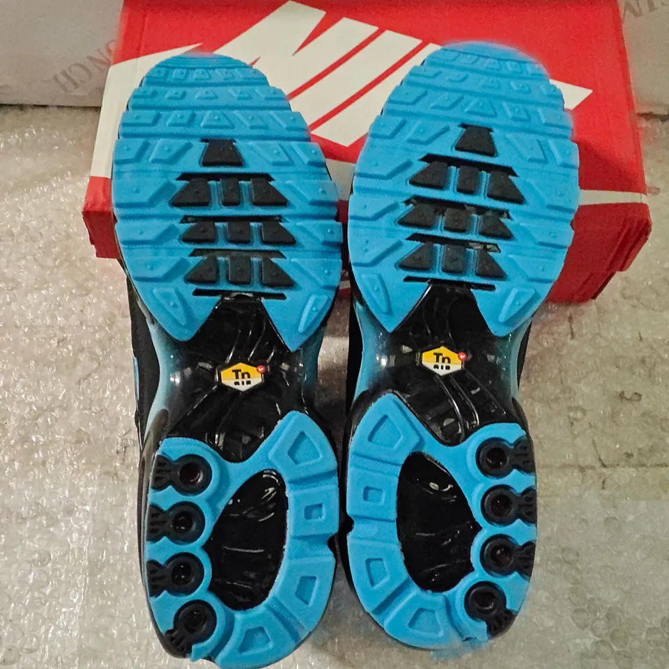 NIKE AIR MAX PLUS SHOES IN BLACK/BLUE, UK SIZE 9 (US 10) – BOXED