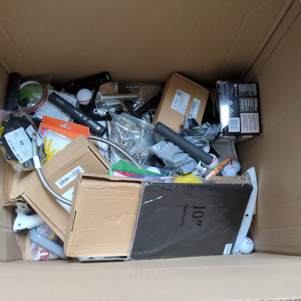 BOX OF APPROXIMATELY 20 ASSORTED HOUSEHOLD ITEMS TO INCLUDE BULB STRING LIGHTS, CERAMIC HEATING LAMP SET AND A TABLET CASE