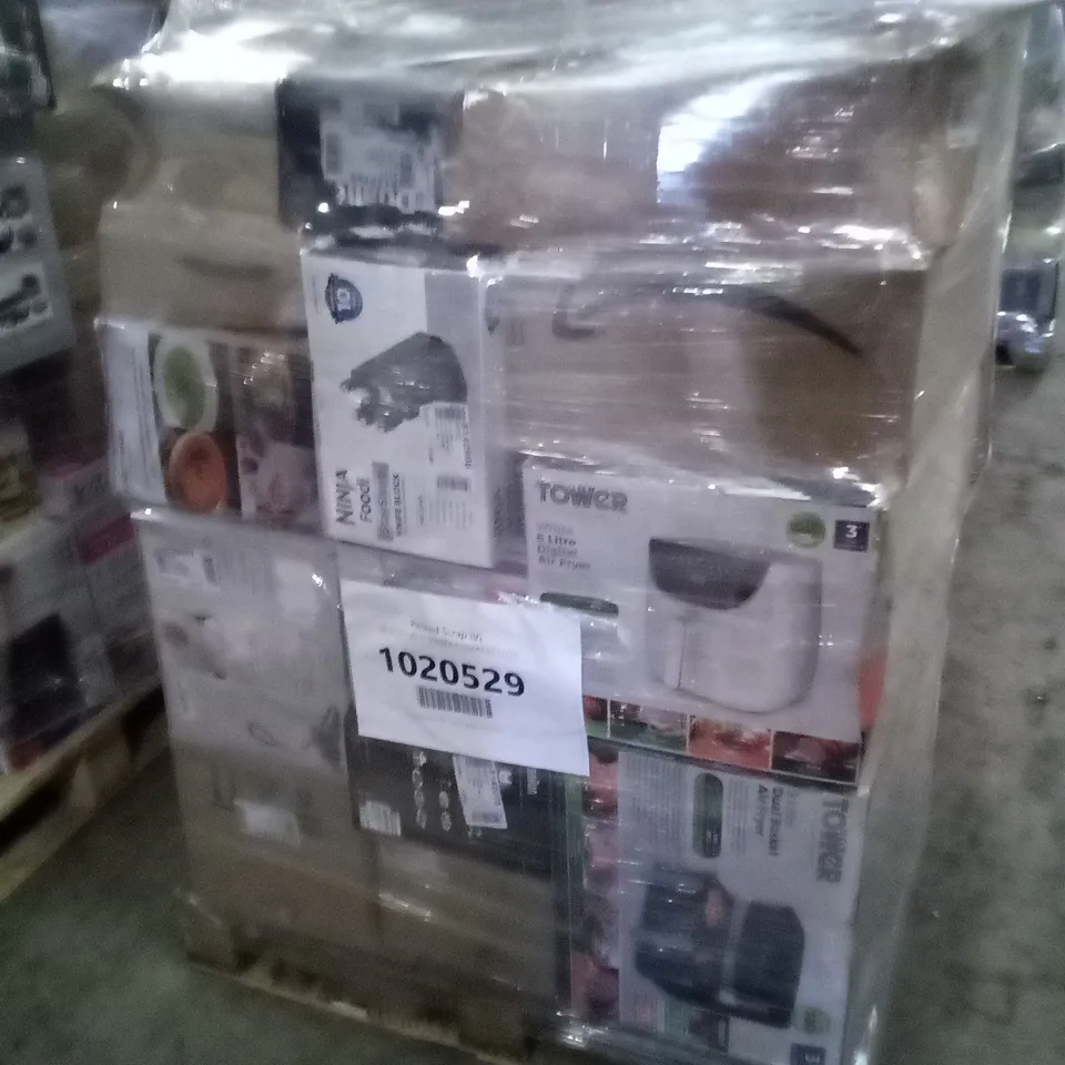 PALLET OF APPROXIMATELY 41 ASSORTED ELECTRICAL ITEMS TO INCLUDE AIR FRYERS , KNIFE BLOCKS , VACUUM CLEANERS, ETC 