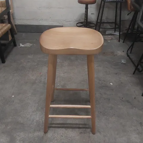 DESIGNER SHAKER BAR STOOL