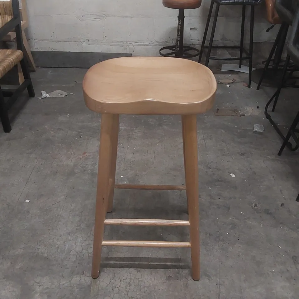 DESIGNER SHAKER BAR STOOL