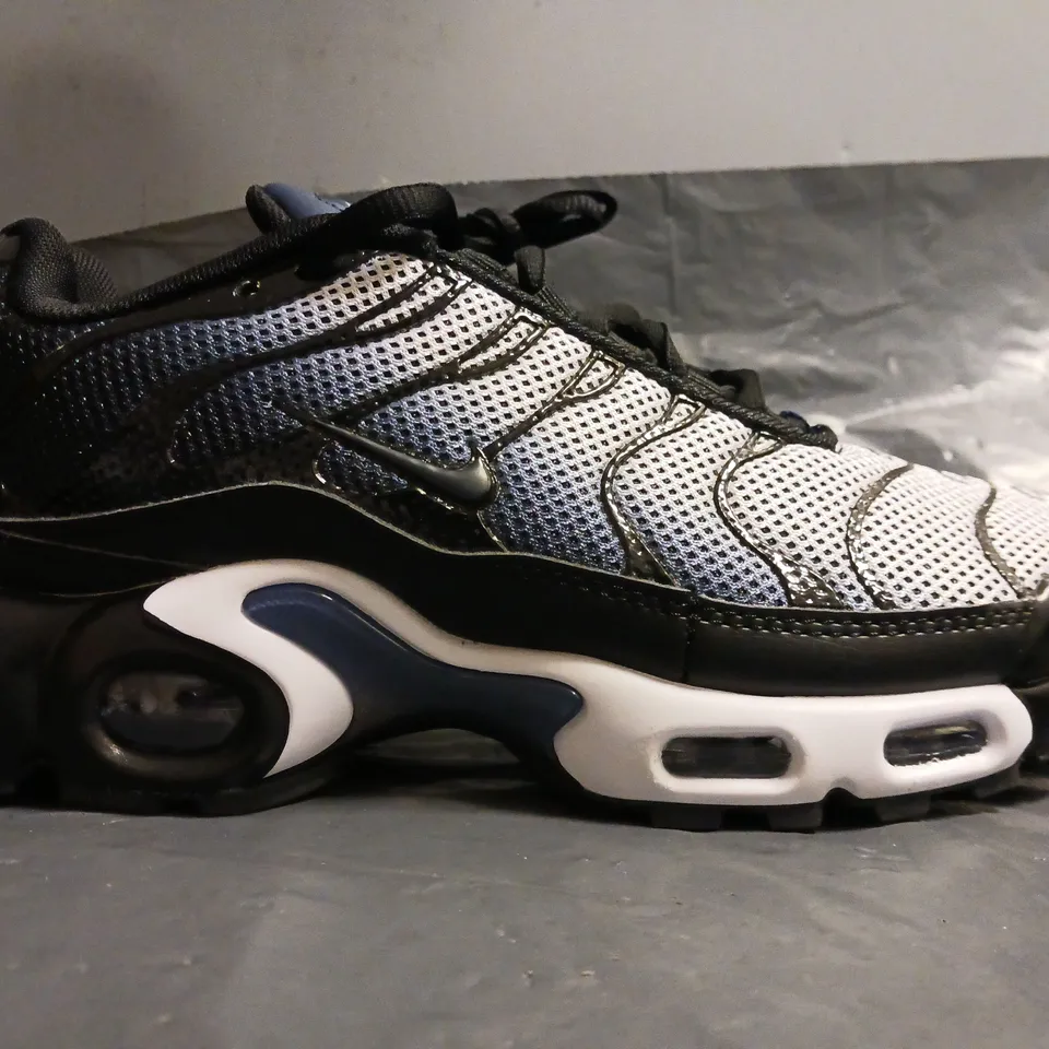 PAIR OF NIKE TN AIR SHOES IN WHITE/BLACK GRADIENT UK SIZE 6