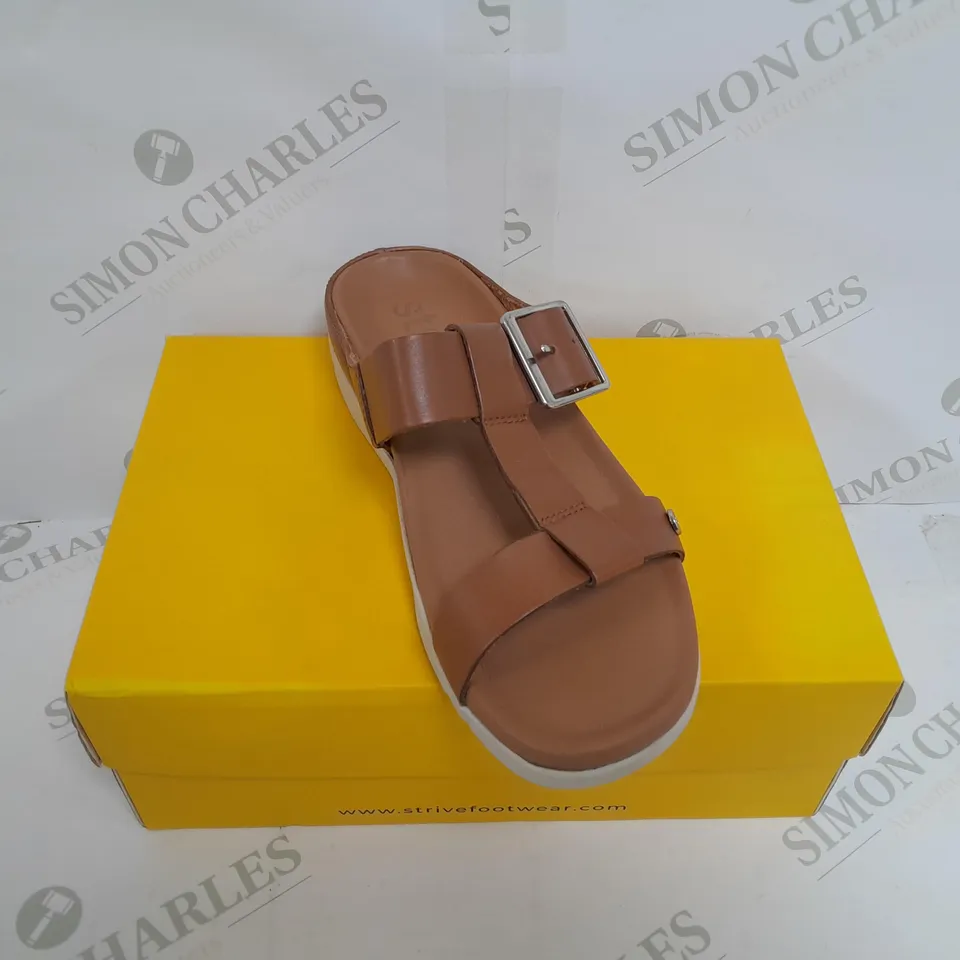 BOXED PAIR OF STRIVE SANTORINI SANDALS IN TAN SIZE 5